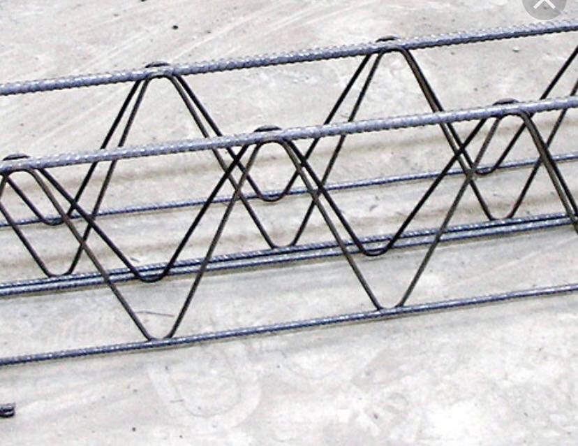 Треугольный каркас из арматуры
